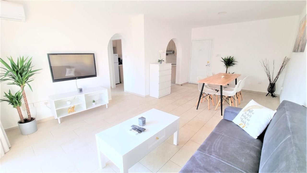 Spacious Lightflooded 2Br Apt / Near Center & Harbour Larnaca Bagian luar foto
