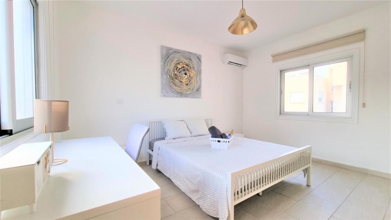 Spacious Lightflooded 2Br Apt / Near Center & Harbour Larnaca Bagian luar foto
