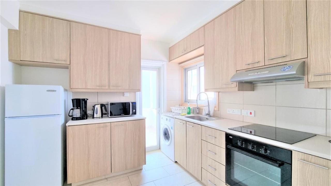 Spacious Lightflooded 2Br Apt / Near Center & Harbour Larnaca Bagian luar foto