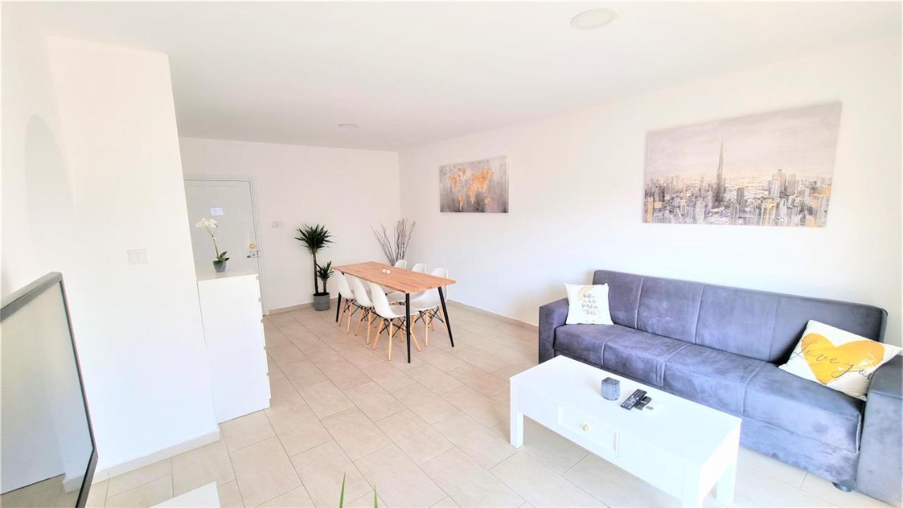Spacious Lightflooded 2Br Apt / Near Center & Harbour Larnaca Bagian luar foto