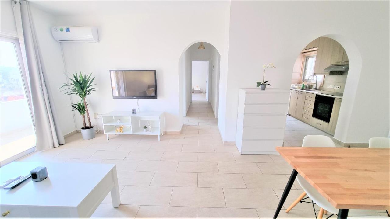 Spacious Lightflooded 2Br Apt / Near Center & Harbour Larnaca Bagian luar foto